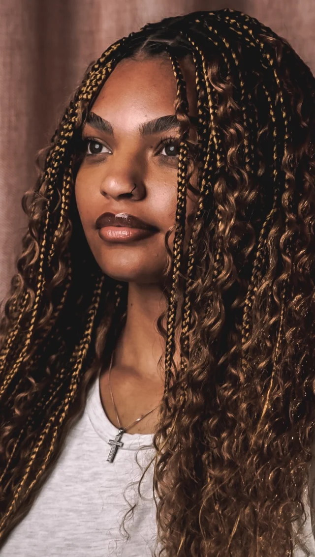 Soft, seamless, and effortlessly full ✨
These are knotless boho braids, lightweight at the root with loose curls woven through for that natural, flowy finish. The knotless technique reduces tension on the scalp while giving a flatter, more natural look, and the boho curls add movement and texture for a lived-in, goddess feel 🤍
Perfect if you want braids that don’t look or feel heavy.

#KnotlessBraids #BohoBraids #GoddessBraids #ProtectiveStyles #BraidsOfInstagram